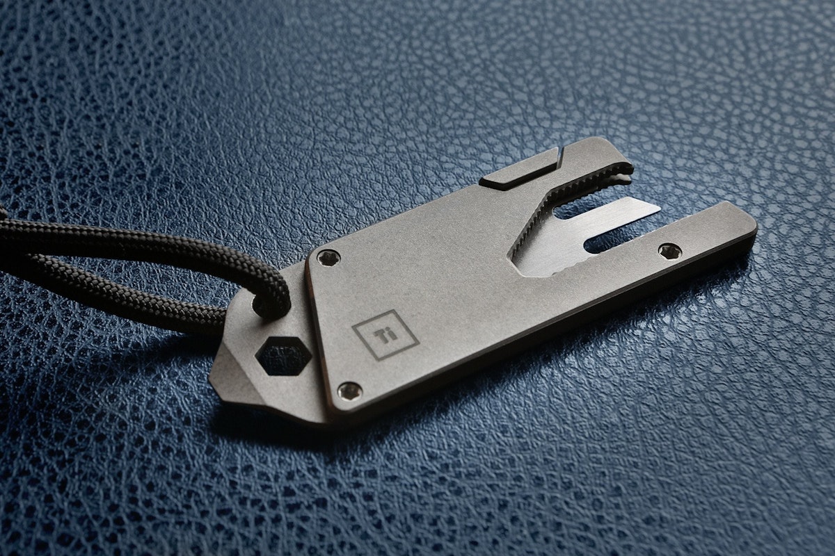 Pocket tool. Титановый мультитул. Титановый EDC инструмент. Титановая клипса на карман. Мультитул карманный.